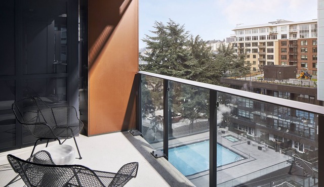 Accessible King Studio w/Kitchen, Laundry & Resort Amenities in Seattle!