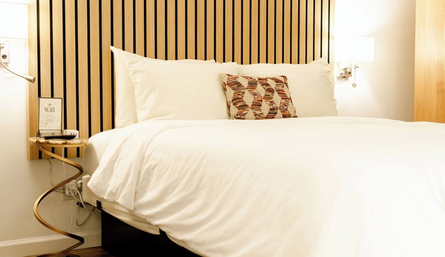 Accessible Queen Room with Modern Comforts – Ideal for Relaxing Getaways!