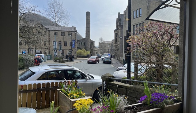 Accessible Quiet Studio in Prime Central Location with Log Burner &Private Patio