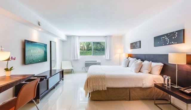 Accessible Studio with King Size Bed Kitchenette, Steps Away from Bal Harbour Beach