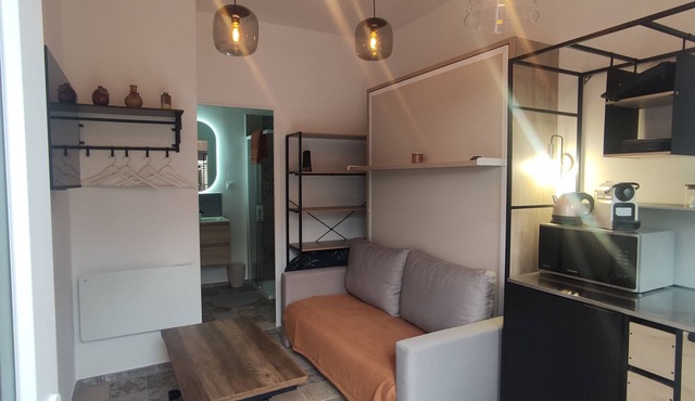 Accommodation, terrace and secure, covered parking lot 5 minutes from Lille