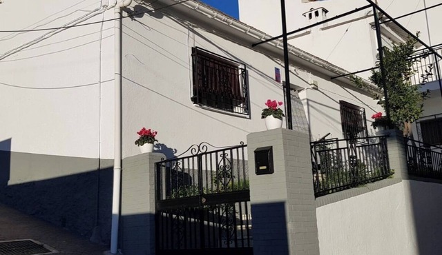 ACCOMMODATION MARIA (20 KM FROM SIERRA NEVADA AND 7 KM TO GRANADA)