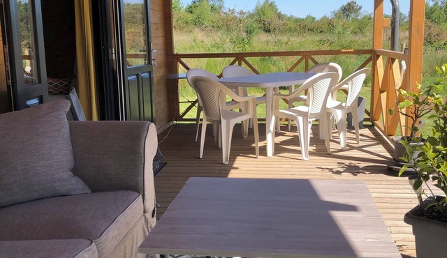 Accommodation sleeps 6 in quiet location Swimming pool open until 15/09 Pets welcome