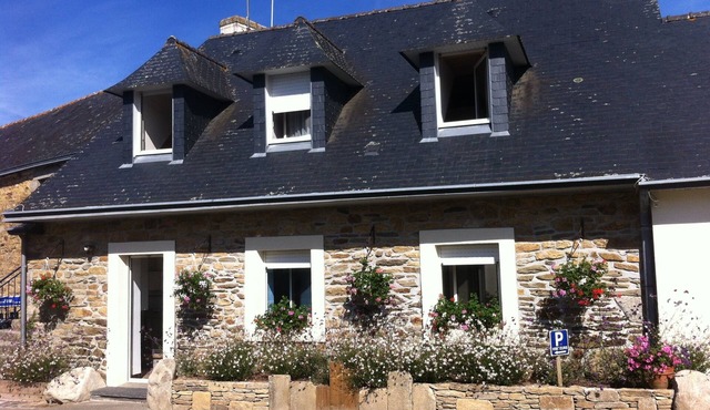 Accommodation with swimming pool close to sandy beaches and hiking trails.