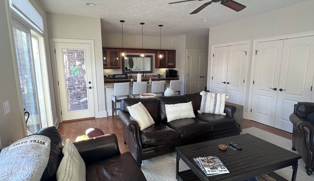 Accross the street from Notre Dame - Spacious 5-bedroom Condo in Stadium Village