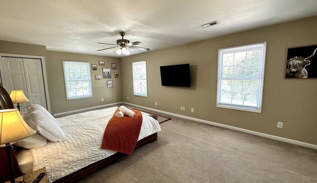 Ace Condo w/ Hot Tub | Only 15 mins to Broadway!