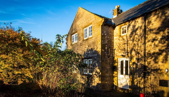 Acer Cottage - a cottage that sleeps 4 guests in 2 bedrooms