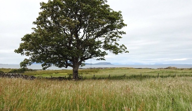 Achateny Cottage, 200m From a beautiful sandy Beach.