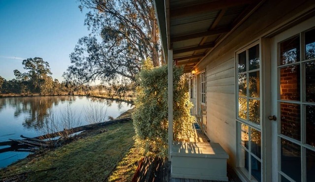 Acheron Valley Country Retreat Lakefront Rooms (LR)