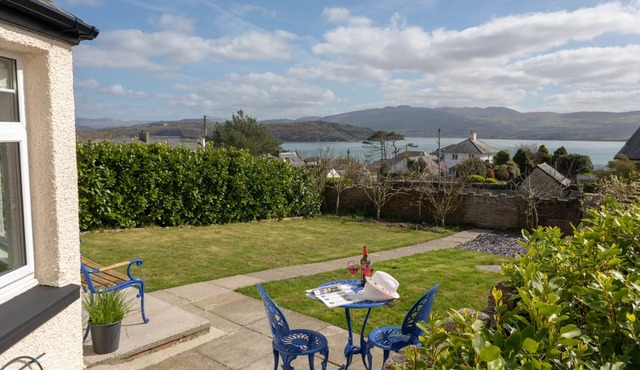 ACHIPUR, pet friendly, with open fire in Porthmadog