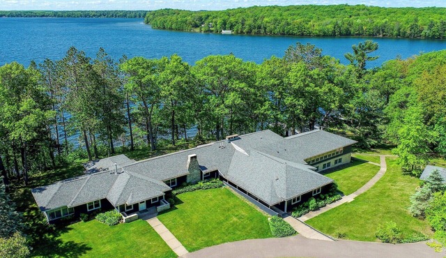 Ackwood Lodge - The Lodge, LARGE, Private Lakeshore Estate. Perfect for Family Reunions
