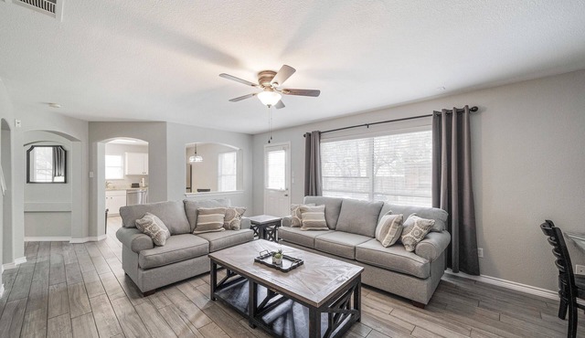 ACL Super Home . 4 bedroom with Hot spa in the backyard in an awesome neigbohoo