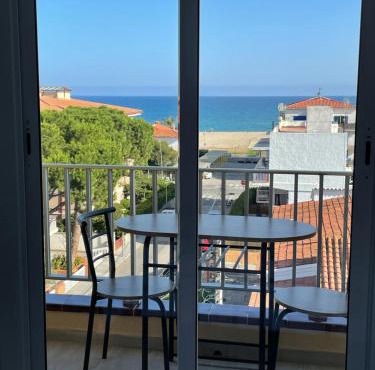 Acogedor estudio en la playa, con vistas al mar, y piscina comunitaria
