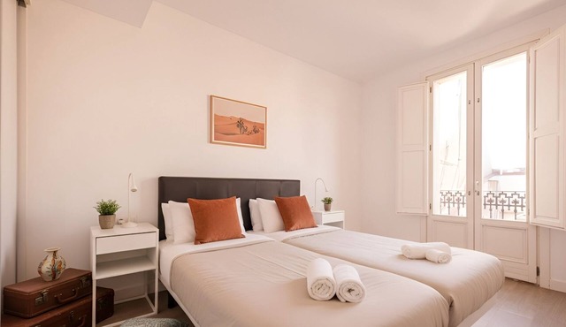 Acomodis Apartments - Nice 6-Bedroom GroupFlat 4-Baths Old Town Barcelona max 12