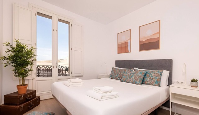 Acomodis Apartments - Warm 9-Bedroom GroupFlat 6-Baths Old Town Barcelona max 18