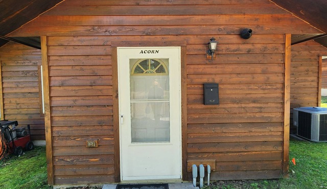 Acorn Cabin - on the Chippewa Flowage, Hayward, within a Resort