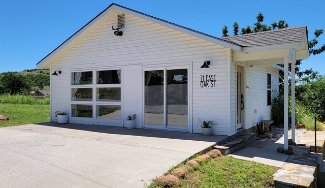 Acorn Cottage: bright luxury boho home with large outdoor fenced patio area!