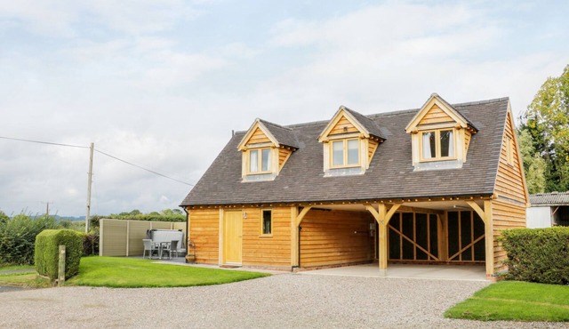 ACORN COTTAGE, family friendly, with hot tub in Little Hereford