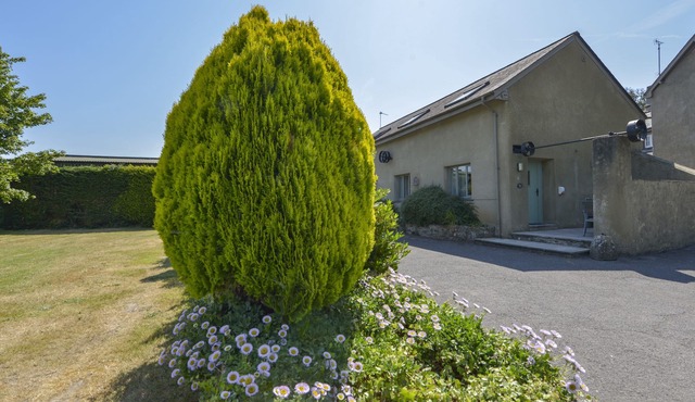 ACORN COTTAGE, pet friendly, with pool in Newton Abbot