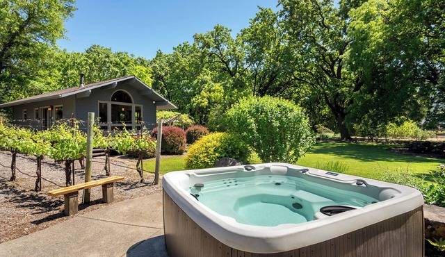 Acorn Cottage: Privacy on 4 Acres in Kenwood