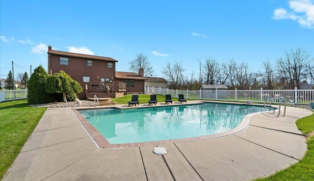 Acorn House - 3 bedroom home with an inground pool, hot tub and a gas fireplace!