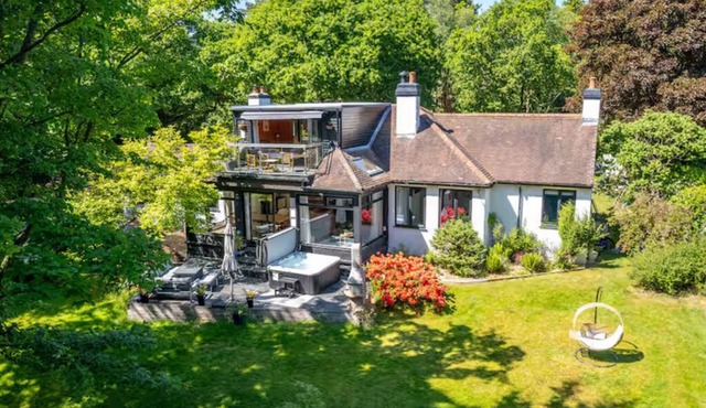 Acorn Lodge · Luxury Retreat In a Stunning Oasis With Hot Tub - Pass the Keys