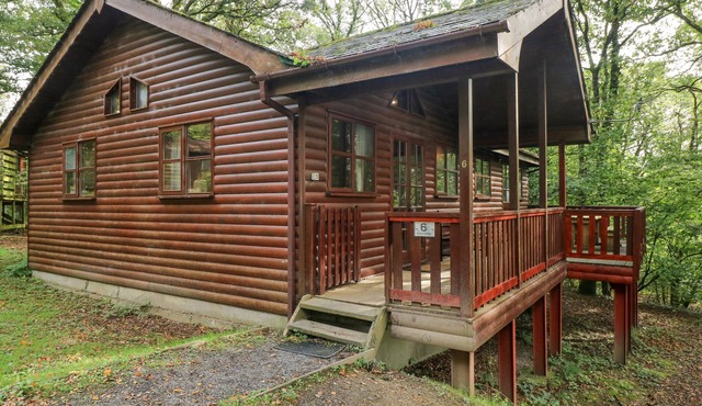 ACORN LODGE, pet friendly, with a garden in St Clears