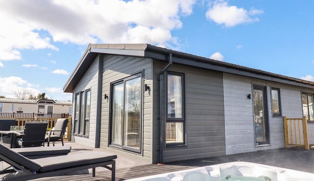 ACORN LODGE, pet friendly, character holiday cottage in St Day