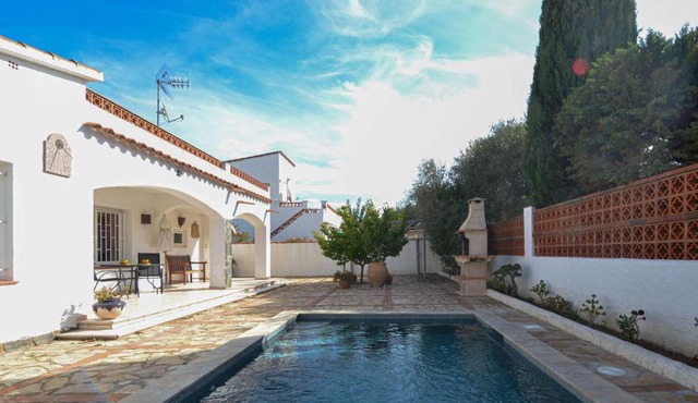 ACP09 MAISON TYPIQUE DE ROSES SECTEUR MAS BUSCA avec UNE PISCINE PRIVEE