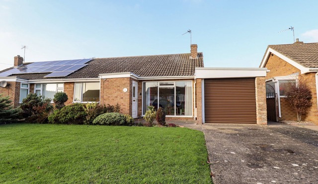 ACRE VIEW, pet friendly, country holiday cottage in Sutton-On-Sea