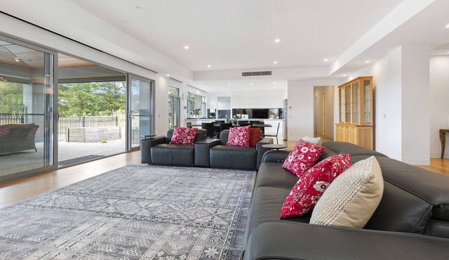 Acreage Farm Stay by Ready Set Stay- Grand House