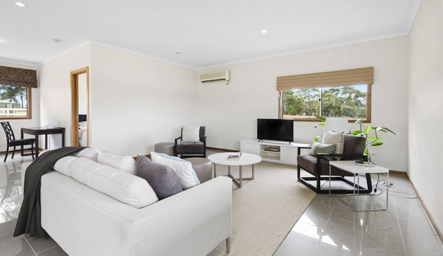 Acreage Farm Stay Cottage by Ready Set Stay