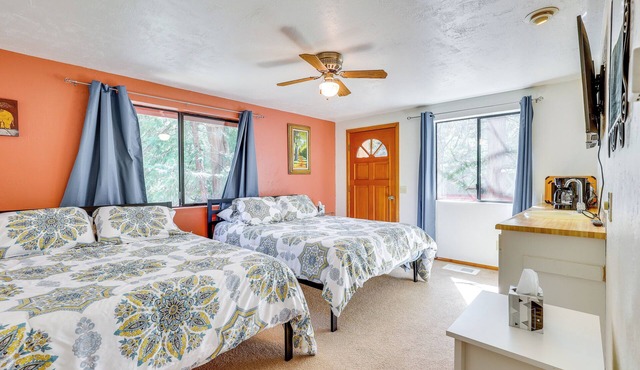 Across From Hiking Trails: Woodsy Studio!