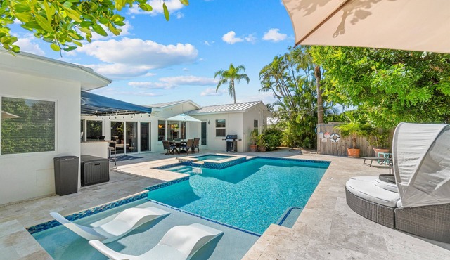 Across from Beach- 3 Master Suites, Heated Pool & Spa, Tanning Ledge, Golden Tee