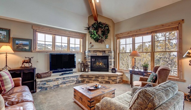 Across from Breckenridge Brewery, Quick walk to Main Street, Newly furnished!