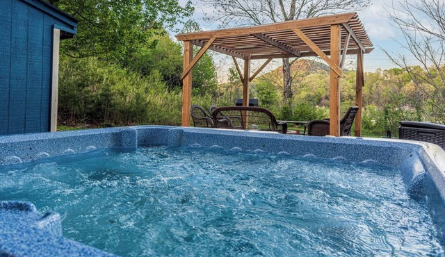Across from Dollywood w/FREE Dollywood ticket, pets ok w/fee, arcade, hot tub