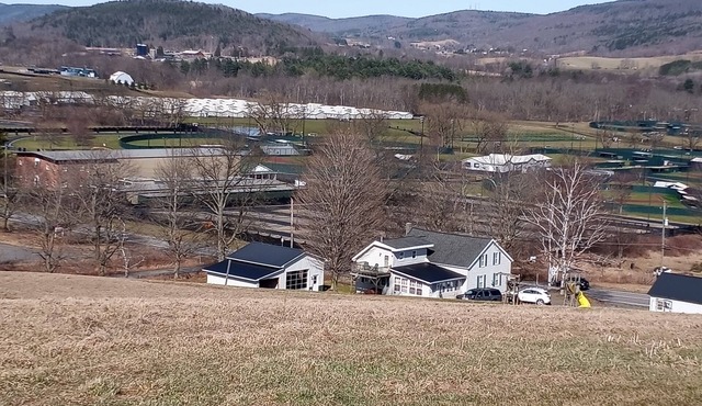 Across from Dream Park - 6 bdrms - 3 baths - game room!