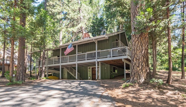 ACROSS FROM LAKEMONT PINES LAKE SLEEPS 16 W/HOT TUB, PET FRIENDLY