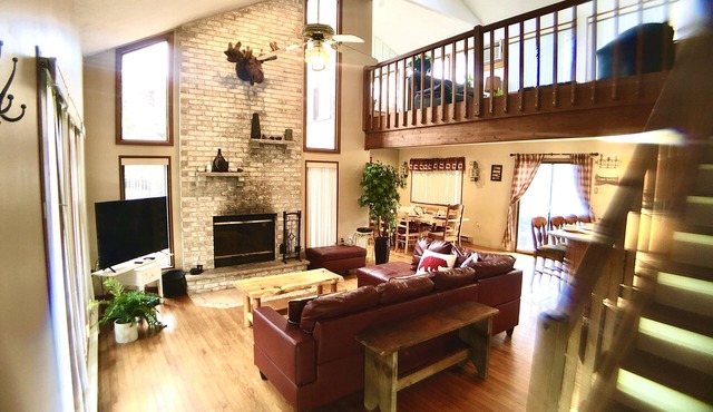 Across From Ski/Indoor Pool/Gym/Restaurant-short-Walk see video Saw Creek Estate