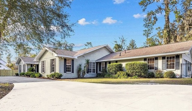 Across from UF/Exactech Arena on University Ave - 5 br 3.5 bath