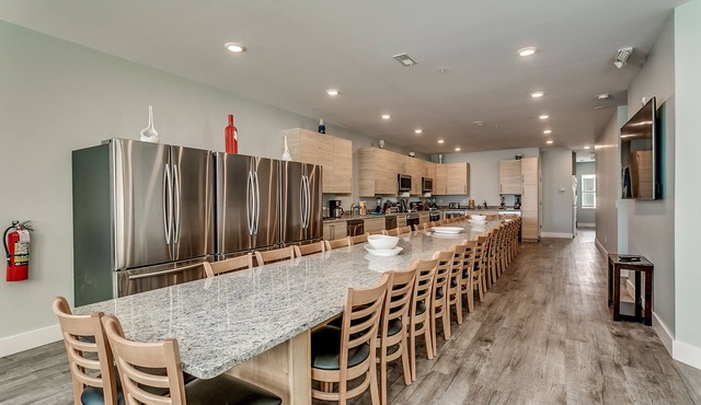 ACROSS FROM the BEACH SLEEPS 50, HUGE POOL+SPA, CHEF'S KITCHEN, GAME+MEDIA ROOM