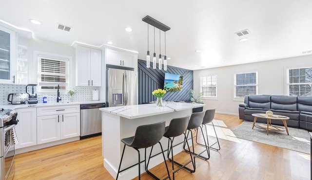 Across River from NYC Modern Home 10bds 4.5bth Near EWR 3 FREE Parking Space