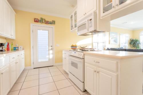 Across Street from Beach - Close to Pier Park - Sleeps 6!