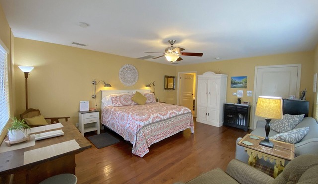 Across Street From Comal River, 1 Block To Schlitterbahn, 3 Blocks To Downtown