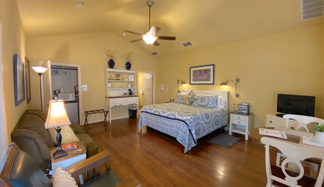 Across Street From Comal River, 1 Block To Schlitterbahn, 3 Blocks To Downtown
