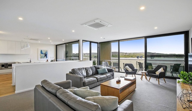 Across the road from Main Beach Anglesea- luxury new townhouse, steps to cafes