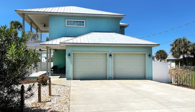Across the street from the Gulf with in ground pool!