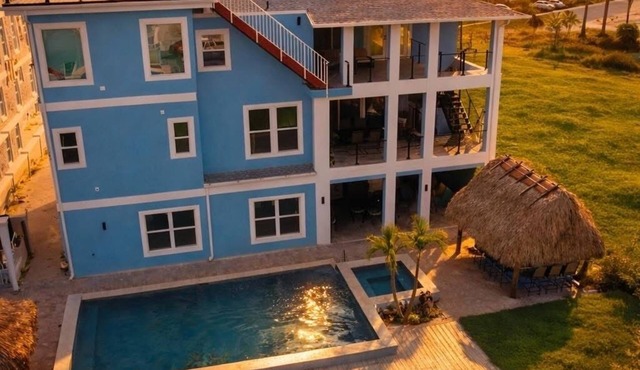 Across the street from the beach, walk to everything, heated private pool-Tiki!