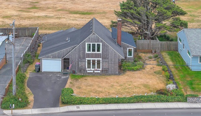 Across the Street from the Beach, Pet Friendly, Large Deck, Close to Town