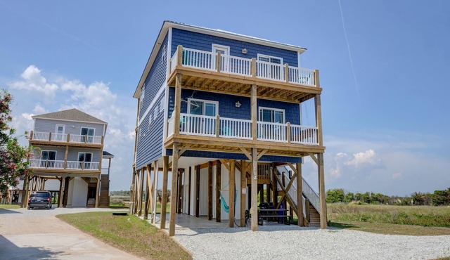 Across the street from the beach! 4/3 with Spectacular views & ELEVATOR!